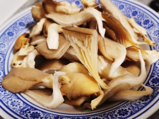 2、青椒炒平菇,平菇撕成小朵