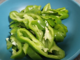 3、青椒炒平菇,青椒切条