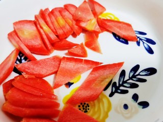 4、青椒炒平菇,红萝卜切片