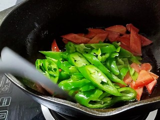 7、青椒炒平菇,放入青椒