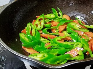 8、青椒炒平菇,快速翻炒均匀