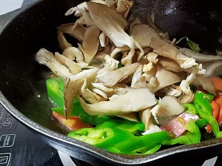 9、青椒炒平菇,放入平菇