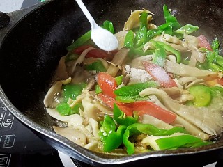 11、青椒炒平菇,加入盐
