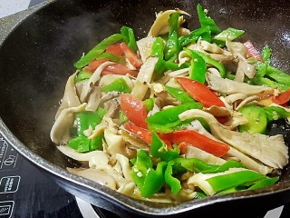 10、青椒炒平菇,翻炒至平菇变软出水