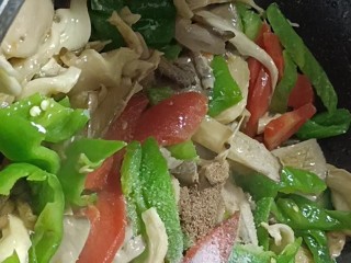 12、青椒炒平菇,五香粉