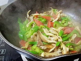15、青椒炒平菇,快速翻炒均匀