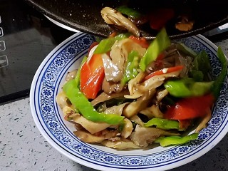 16、青椒炒平菇,装盘即可食用