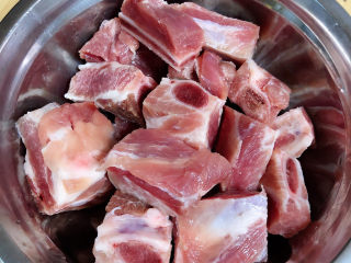 2、胡萝卜玉米排骨汤,将肋排切成小块。