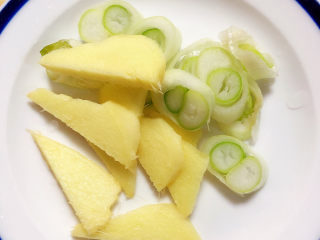 7、胡萝卜玉米排骨汤,准备好葱姜，切好待用。