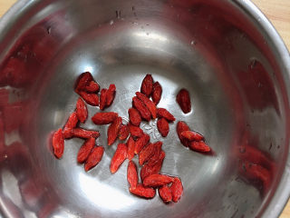 8、胡萝卜玉米排骨汤,准备一些枸杞子，洗净待用。