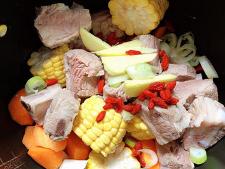 10、胡萝卜玉米排骨汤,放入葱姜，枸杞子。