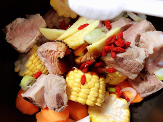 11、胡萝卜玉米排骨汤,放入耗油、生抽、盐。