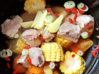 13、胡萝卜玉米排骨汤,加入1000ml水，选择排骨按键，40分钟即可煮熟。