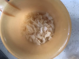 2、紫薯银耳粥,浸泡半小时