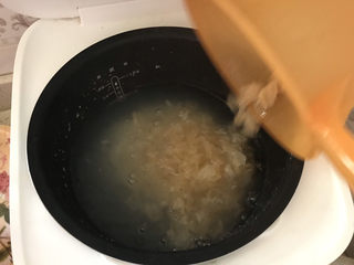 5、紫薯银耳粥,煮至水开下入银耳，继续煮至银耳出胶