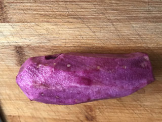 7、紫薯银耳粥,削皮