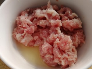 2、过桥豆腐,前槽肉绞成肉泥，加料酒去腥、加半小勺盐入底味拌匀。