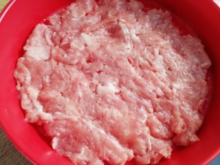 3、过桥豆腐,盘内涂一层薄油，铺平肉泥。