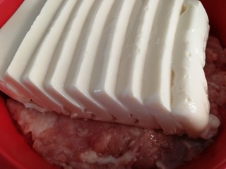 6、过桥豆腐,把豆腐对切0.5cm的厚片。