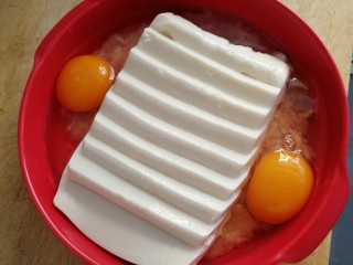 7、过桥豆腐,两边打入鸡蛋。