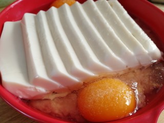 8、过桥豆腐,撒上半小勺盐入味。