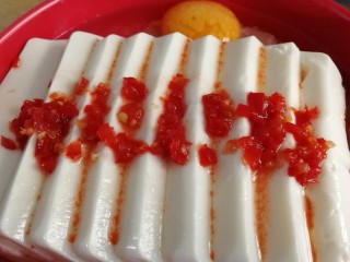 9、过桥豆腐,放上剁椒酱增香。