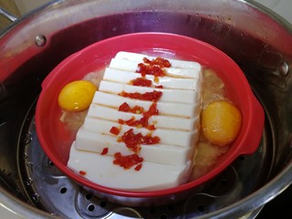 10、过桥豆腐,隔水上锅蒸，水开蒸6分钟。