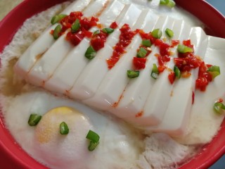 11、过桥豆腐,取出撒上葱花。
