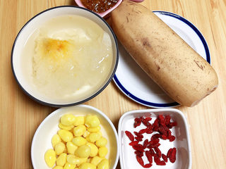 2、桂花莲藕,准备好藕、白果、银耳、枸杞子、糖桂花。