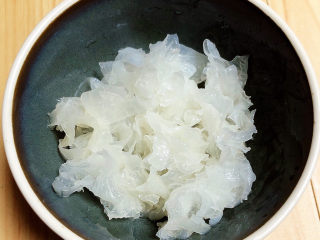 3、桂花莲藕,银耳取一些，撕碎待用。