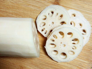 5、桂花莲藕,将藕切成3-4mm的厚度。