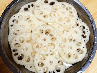 6、桂花莲藕,将藕片侵泡在水中，避免氧化变黑。