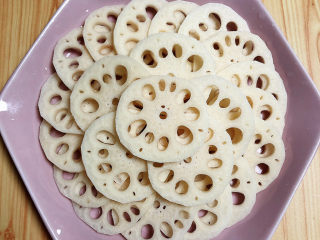 7、桂花莲藕,将藕片摆放在盘中，可以按照自己的喜好摆成花形。