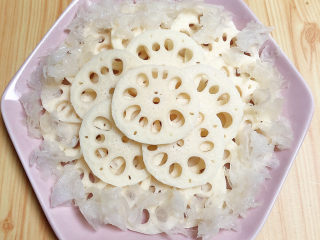 8、桂花莲藕,周围摆放一圈银耳碎。