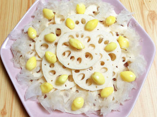 9、桂花莲藕,再摆放一些白果。