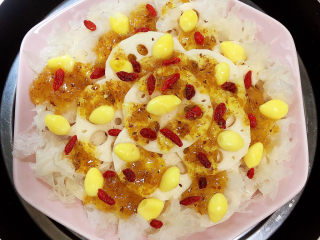 12、桂花莲藕,将盘子放入锅中，盖上盖子大火蒸开锅。