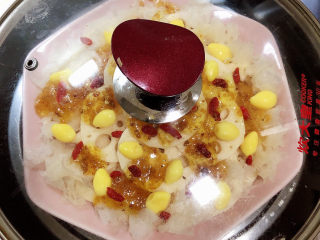 13、桂花莲藕,改中火蒸20分钟。焖5分钟，即可出炉了。