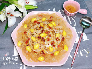 14、桂花莲藕,端出盘中，可以用小勺将盘底的糖水浇在藕片上，整个藕片就会显得晶莹剔透。有桂花的撒上一些桂花，更醒目哟！