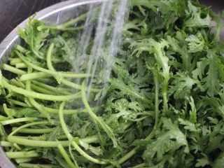 2、茼蒿墨鱼丸子汤,茼蒿去除杂质后，用清水浸泡10分钟，再用自来水反复冲洗干净。