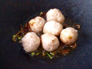 6、茼蒿墨鱼丸子汤,放入解冻后的墨鱼丸子。