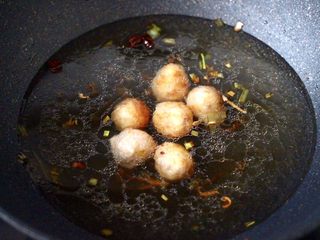 8、茼蒿墨鱼丸子汤,锅中倒入适量的清水。