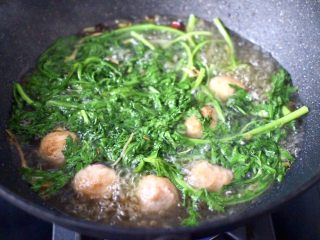 12、茼蒿墨鱼丸子汤,大火煮沸继续煮至茼蒿断生变色。