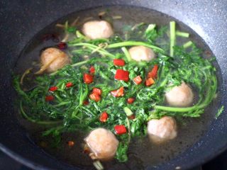 13、茼蒿墨鱼丸子汤,上面撒上红椒，再煮1分钟即可关火。