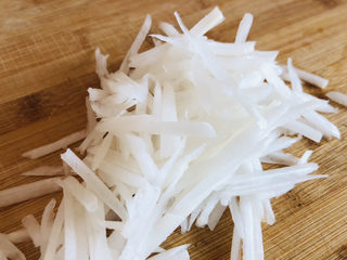 2、萝卜丝汤,白萝卜先去皮洗净，然后擦丝备用。
