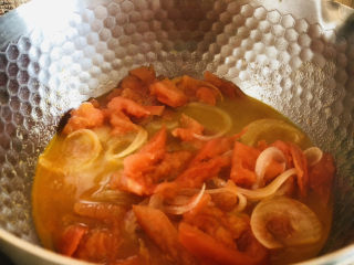 5、萝卜丝汤,如果觉得有点干可以加一点点清水。