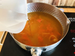 6、萝卜丝汤,炒至西红柿成酱状时加入适量清水，大火烧开。