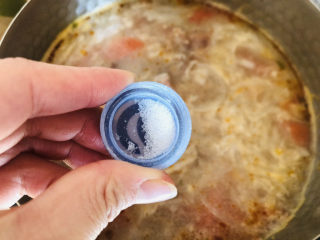 10、萝卜丝汤,加入适合自己口味的食盐调味、滴几滴香油。