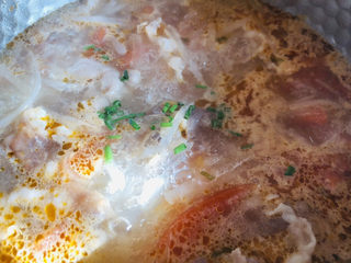 11、萝卜丝汤,最后再来点小葱或香菜即可。