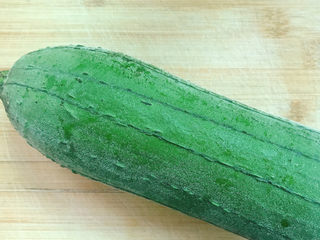 1、丝瓜肉片,准备好丝瓜