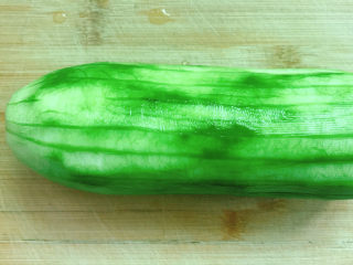 2、丝瓜肉片,削去外皮